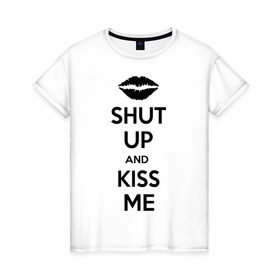 Женская футболка хлопок с принтом Kiss me в Курске, 100% хлопок | прямой крой, круглый вырез горловины, длина до линии бедер, слегка спущенное плечо | kiss | shut up | заткнись | поцелуй