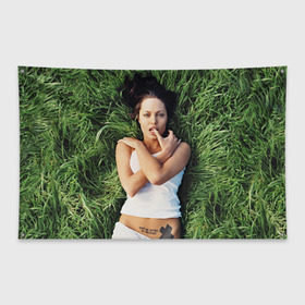Флаг-баннер с принтом Джоли Анджелина в Курске, 100% полиэстер | размер 67 х 109 см, плотность ткани — 95 г/м2; по краям флага есть четыре люверса для крепления | анджелина | девушка | джоли | лежит | тату