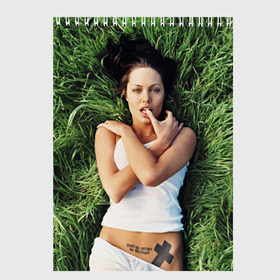 Скетчбук с принтом Джоли Анджелина в Курске, 100% бумага
 | 48 листов, плотность листов — 100 г/м2, плотность картонной обложки — 250 г/м2. Листы скреплены сверху удобной пружинной спиралью | анджелина | девушка | джоли | лежит | тату
