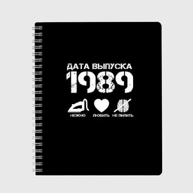 Тетрадь с принтом Дата выпуска 1989 в Курске, 100% бумага | 48 листов, плотность листов — 60 г/м2, плотность картонной обложки — 250 г/м2. Листы скреплены сбоку удобной пружинной спиралью. Уголки страниц и обложки скругленные. Цвет линий — светло-серый
 | Тематика изображения на принте: 1989 | год рождения | дата выпуска