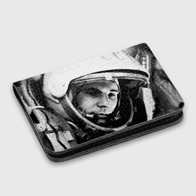 Картхолдер с принтом с принтом Юрий Гагарин в Курске, натуральная матовая кожа | размер 7,3 х 10 см; кардхолдер имеет 4 кармана для карт; | Тематика изображения на принте: первый космонавт