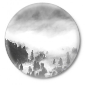 Значок с принтом Туманный лес в Курске,  металл | круглая форма, металлическая застежка в виде булавки | Тематика изображения на принте: бор | деревья | дым | елки | лес | природа | туман | чб | черно белое