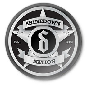 Значок с принтом Shinedown Nation в Курске,  металл | круглая форма, металлическая застежка в виде булавки | 