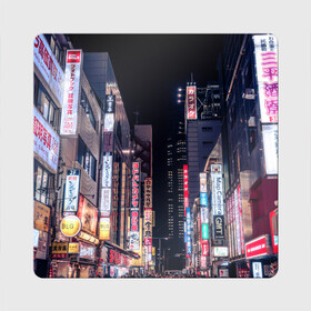 Магнит виниловый Квадрат с принтом Ночной Токио в Курске, полимерный материал с магнитным слоем | размер 9*9 см, закругленные углы | город | города | дома | здания | иероглифы | надписи | небо | неон | ночь | огни | страны | сумерки | улица | фонари | япония
