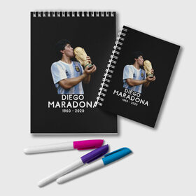 Блокнот с принтом Diego Maradona в Курске, 100% бумага | 48 листов, плотность листов — 60 г/м2, плотность картонной обложки — 250 г/м2. Листы скреплены удобной пружинной спиралью. Цвет линий — светло-серый
 | Тематика изображения на принте: 10 | 1960 | 2020 | argentina | barcelona | diego | football | legend | leo | lionel | maradona | messi | retro | rip | soccer | аргентина | барселона | бога | диего | легенда | лионель | марадона | месси | мяч | ретро | рука | форма | футбол