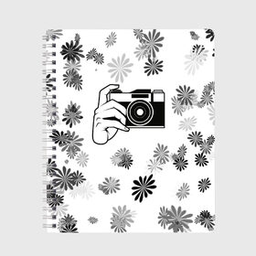 Тетрадь с принтом Турист в Курске, 100% бумага | 48 листов, плотность листов — 60 г/м2, плотность картонной обложки — 250 г/м2. Листы скреплены сбоку удобной пружинной спиралью. Уголки страниц и обложки скругленные. Цвет линий — светло-серый
 | камера | отдых | отпуск | прикольная картинка | цветы | чб | черно белое