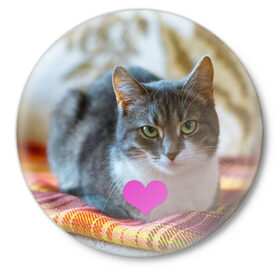 Значок с принтом действительно любит меня в Курске,  металл | круглая форма, металлическая застежка в виде булавки | взгляд | кот | кошатникам | любит меня | люблю его | люблю котов | одиночкам | плед | романтика | сердечко | сердце | уют