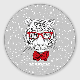 Круглый коврик для мышки с принтом Белый тигр с красным бантом в Курске, резина и полиэстер | круглая форма, изображение наносится на всю лицевую часть | 2022 | animal | fangs | merry christmas | new year | predator | red bow | severe grin | snow | white water tiger | winter | year of the tiger | белый водяной тигр | год тигра | зверь | зима | клыки | красный бант | новый год | очки | снег | суро